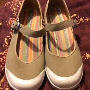 Dansko size 40. Tan sneakers